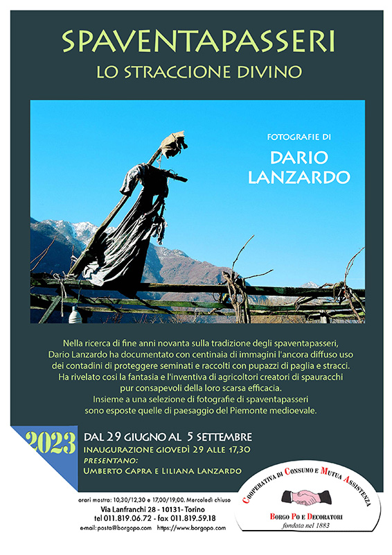 Locandina inaugurazione mostra fotografica di Dario Lanzardo "Spaventapasseri, divino straccione" 29 giugno 2023 presentano Umberto Capra e Liliana Lanzardo